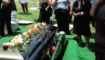 Kobieta „obudziła się” podczas własnego pogrzebu. Kilka godzin później znów uznano ją za martwą
