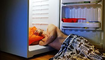 Zbyt gorąco, by spać? Kilka wskazówek, które pomogą ci się ochłodzić i umożliwią zasypianie