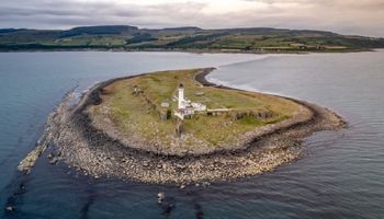 Szkocka wyspa została wystawiona na sprzedaż. Cena jest niższa od mieszkania w mieście