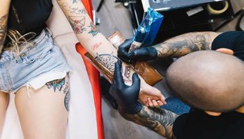 Co trafia do tuszu do tatuażu? Ukryte składniki pigmentów mogą powodować problemy zdrowotne