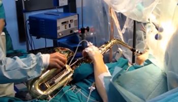Mężczyzna grał na saksofonie podczas operacji mózgu. Nagranie kompletnie oszałamia