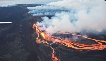 Największy aktywny wulkan wybucha po 38 latach. Trwa erupcja Mauna Loa