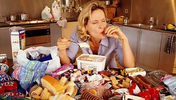 Dlaczego zdarza nam się kompulsywne objadanie się? Może to wyjaśniać nowa teoria świadomości