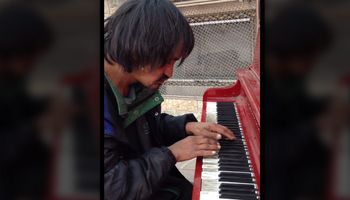 Kiedy ten bezdomny mężczyzna podszedł do pianina, nikt nie spodziewał się TEGO. Wow!