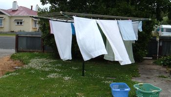 Od tygodni obrażała swoją sąsiadkę z powodu prania, które wywieszała. Reakcja jej męża – BEZCENNA!