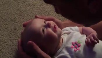 Tata pochylił się nad głową dziecka i w 30 sekund zrobił coś, co wywołałuje uśmiech na każdej twarzy
