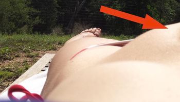 Kobieta w ciąży położyła się na kocu w ogrodzie. Kiedy spojrzała na swój brzuch, była w dużym szoku!