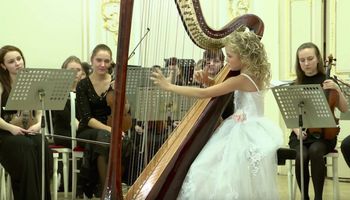 Dziewczynka siedziała w ciszy przed harfą, a po chwili zaczęła grać. Zaskoczyła miliony ludzi
