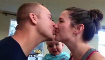 Włączyli kamerę i skierowali ją na siebie, kiedy zaczęli się całować. Reakcja ich dziecka zaskakuje!