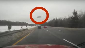 Kierowca zauważył lecący w jego stronę fragment lodu. Nie myślał nawet, że stanie się coś takiego!
