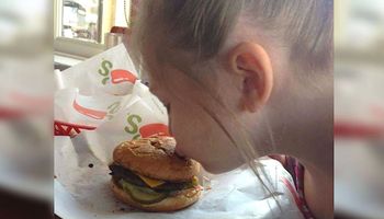 Dziewczynka zaczęła dziwnie się zachowywać na widok hamburgera. Ale reakcja kelnerki okazała się kapitalna!