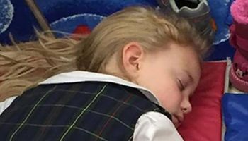 Mała dziewczynka zasnęła na podłodze… Spójrz na powiększenie zdjęcia, co trzyma w prawej doni