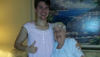 Wnuczek tej babci ubrał jedną z jej koszul nocnych. Powód, który się za tym kryje budzi respekt
