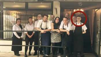 Ten kelner został obrażony przez swoich klientów. Ale co zrobił w tej sytuacji szef jest zaskakujące!