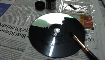 Pomalował starą płytę CD czarną, matową farbą. Następnie przy pomocy śrubokręta narysował na niej…