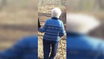 81-latka spacerowała po lesie i się zgubiła. 40 minut później widziano ją, jak trzyma go za rękę…