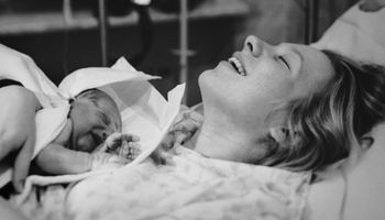 20 poruszających zdjęć pokazujących mamy i ich ledwo co narodzonych dzieci. Prawdziwy cud narodzin!