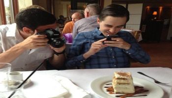 20 zabawnych zdjęć ludzi przyłapanych na fotografowaniu jedzenia. Czy oni trochę nie przesadzają?