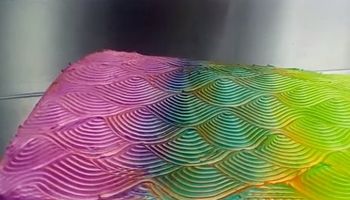 Koniecznie musisz zobaczyć to ciasto, które zmienia kolory, kiedy się nim obraca! Prawdziwa magia!