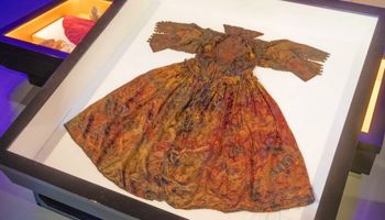Holenderski nurek znalazł XVII-wieczną suknię. Wraz z innymi skarbami była zatopiona na dnie morza