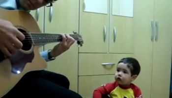 Dziecko patrzy na ojca z gitarą i zaczyna robić coś, co jest lepsze od występu jego taty. SŁODZIAK!