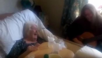 Córka śpiewa chorej na demencję matce piosenkę. Tego, co dzieje się w 0:46 nikt się nie spodziewał