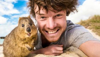 Mężczyzna podróżuje po całym świecie i robi sobie urocze selfie z napotkanymi na drodze zwierzętami