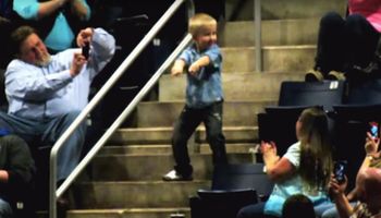 W czasie trwania koncertu stanął na schodach i zaczął tańczyć. Po 10 sekundach skupił na sobie uwagę wszystkich!