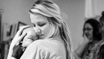 Pielęgniarka trzyma w ramionach noworodka, który umiera. To, co napisała na Facebooku chwyta za serce i przyprawia o łzy