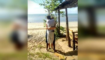 Zrobił zdjęcie przytulającej się parze na plaży. Przyjrzyj się uważnie ich nogom… Jak to możliwe?