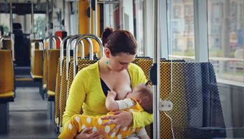 Mama karmi piersią swoje dziecko w autobusie miejskim. Kiedy kierowca to zauważa, zatrzymuje pojazd i…