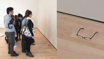 Ktoś położył okulary na podłodze w muzeum. Odwiedzający byli przekonani, że to część wystawy…