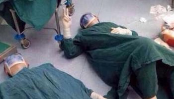 Po 32 godzinach operacji lekarze położyli się na podłodze ze zmęczenia. Dzięki nim pacjent żyje…