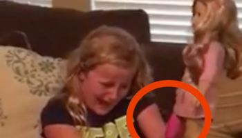 Dziewczynka płacze z radości po tym, jak dostała od rodziców lalkę z protezą nogi