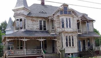 Ten dom był niezamieszkały od 1887 roku. Po upływie 129 lat, ktoś postanowił go odnowić