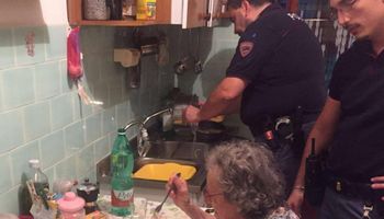 Policjanci ugotowali starszej parze obiad i razem z nimi go zjedli. Mały gest, który tak dużo znaczy