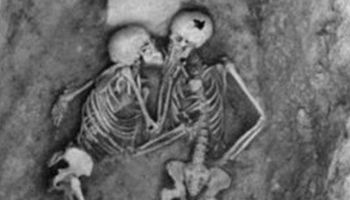 Umierając, pocałowała swojego ukochanego. Prawie 2800 lat później odnaleziono ich szkielety