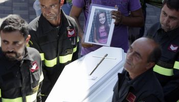 Strażak odkopał martwą 9-latkę. Pod jej ciałem znalazł coś, co łamie serce