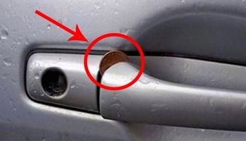 Jeśli zauważysz monetę umieszczoną między klamką samochodu, uważaj. Ktoś chce Cię okraść!