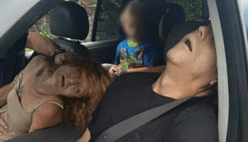 Policja opublikowała szokujące zdjęcia rodziców po narkotykach! Wieźli ze sobą dziecko…