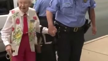 Jednym z marzeń 102-latki było zostanie aresztowanym. Policjanci postanowili pomóc jej, w jego realizacji