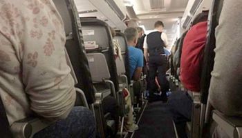 Wśród pasażerów samolotu znajdowały się… zwłoki kobiety! Nikt nie chciałby być na ich miejscu