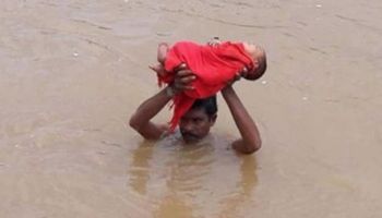 Przez 5 km niósł swoją 6-miesięczną córkę na rękach w czasie powodzi. Gdy poznasz powód, uronisz łzę
