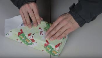 Łatwy sposób na zapakowanie prezentu w mniej niż 1 minutę. Już zawsze będziesz z niego korzystać!