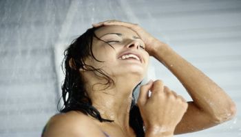 90-sekundowy prysznic, który rozbudzi Cię na resztę dnia. Działa lepiej niż kawa czy napój energetyczny