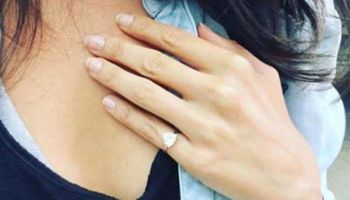 Coraz więcej kobiet zaczyna nosić pierścionki na małym palcu? O co chodzi?