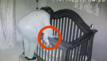 Na nagraniu widać babcię, odkładającą wnuczkę do łóżeczka. To, co dzieje się w 13 sekundzie sprawia, że mama wybucha śmiechem