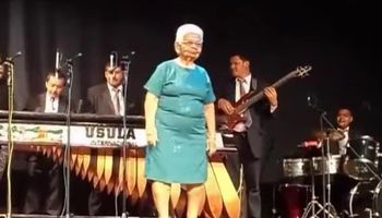 Starsza kobieta staje na scenie. To, co zaczyna robić w 38 sekundzie, wprawia publiczność w osłupienie