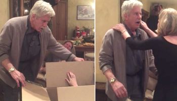 Tata otwiera ogromny prezent świąteczny. Nie może uwierzyć oczom, gdy ze środka wychodzi jego córka!
