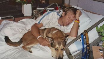 Lekarze wyganiali psa z terenu szpitala. Ale czworonóg miał zupełnie inne plany wobec swojego Pana
